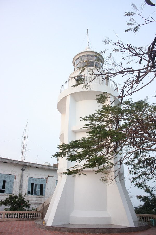 Hải đăng núi nhỏ - The lighthouse on small mountain by Trung Đức