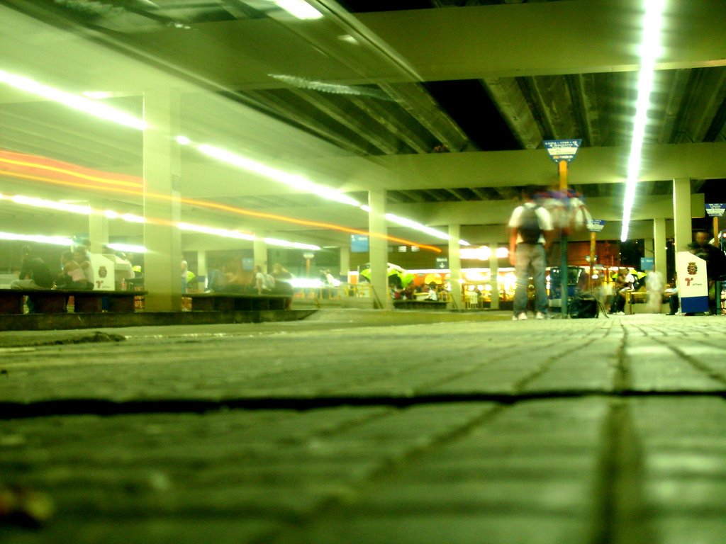 Terminal de ônibus Santana - zona norte de São Paulo - madrugada by Yuri Alexandre