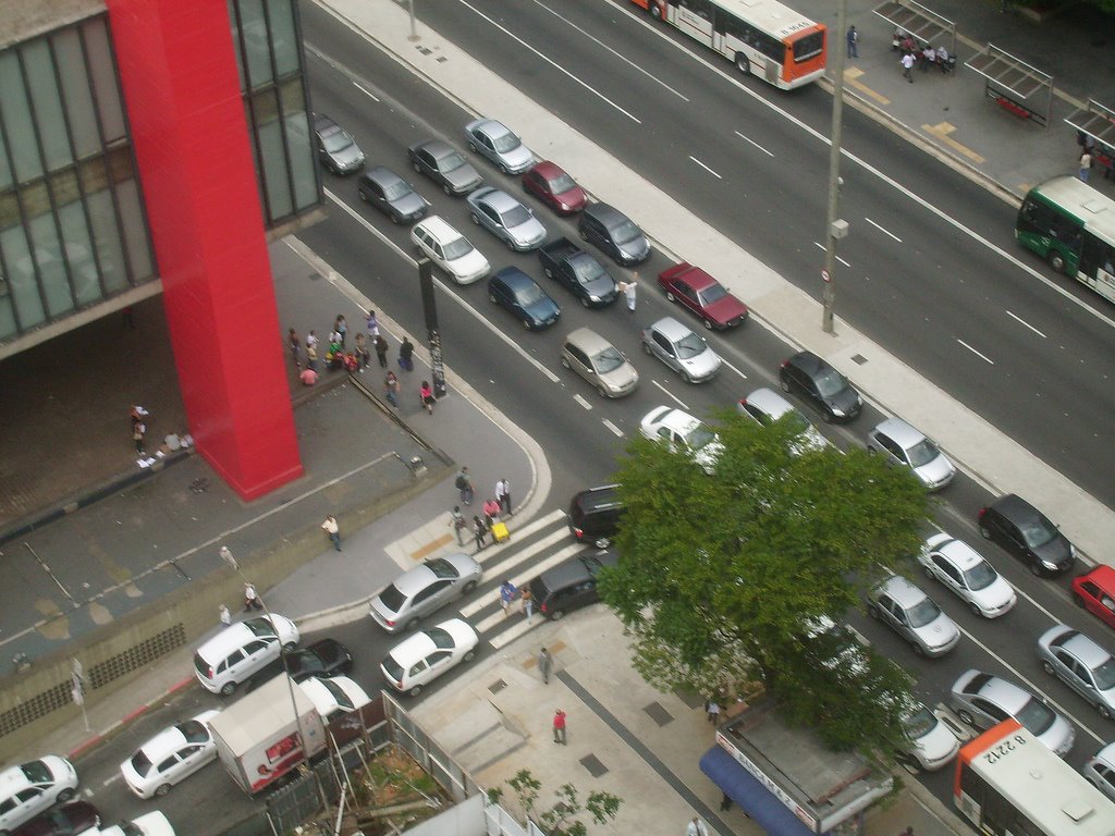 Carros na Av. Paulista by Yuri Alexandre