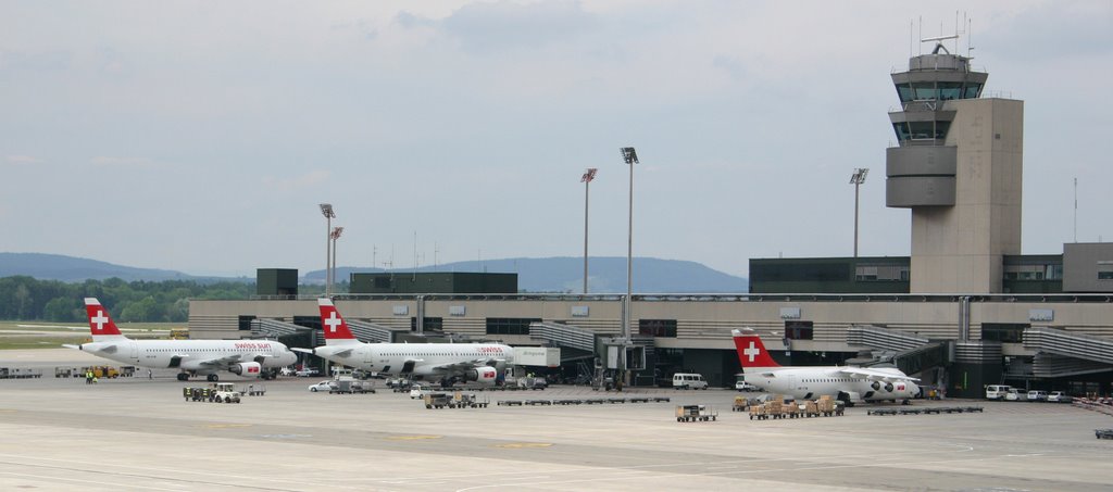 Flughafen Zürich by romanherzog