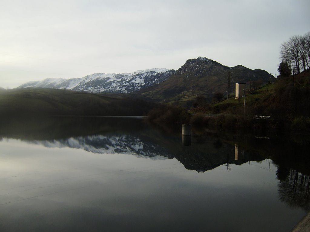 Embalse Alfilorios desde presa by fgonzalvezv