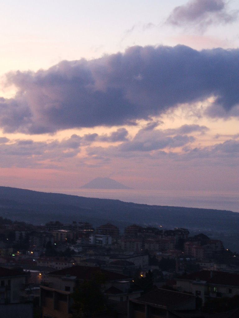 Stromboli in un tramonto d'inverno by Valerie