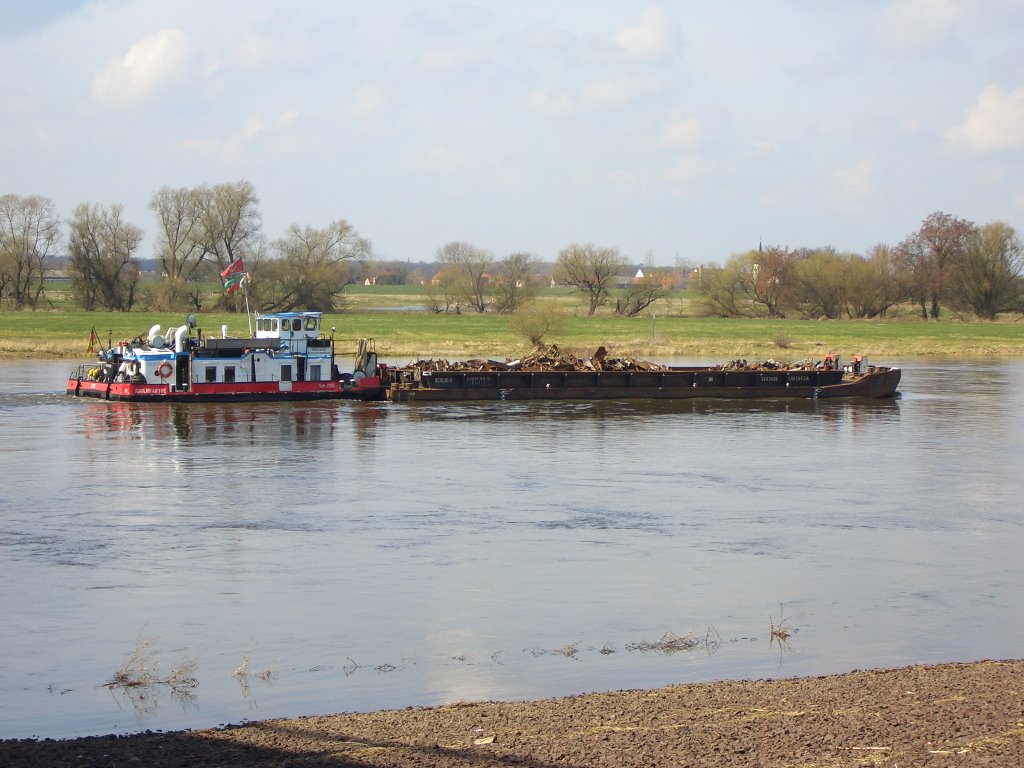 Schiff auf der Elbe by DRMayo