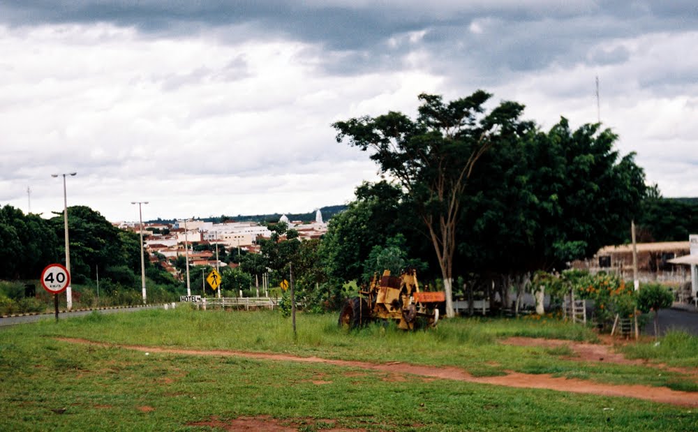 Canteiro Paralelo A Rodovia De Entrada Da Cidade by Zekinha