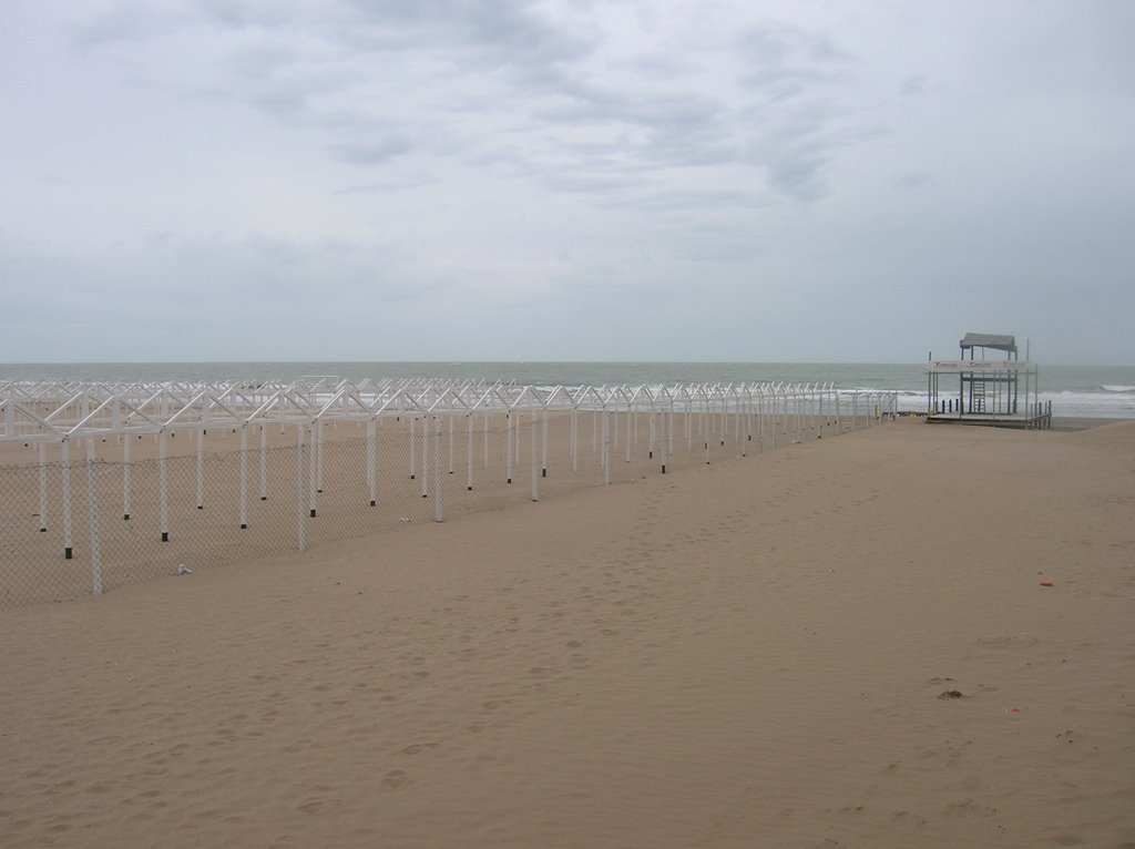 Playa grande desierta by FERMUCHI