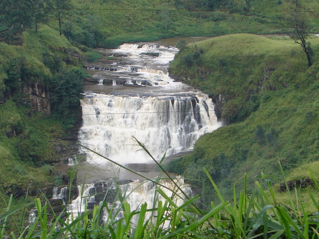 St Clairs Falls by Aruna_W