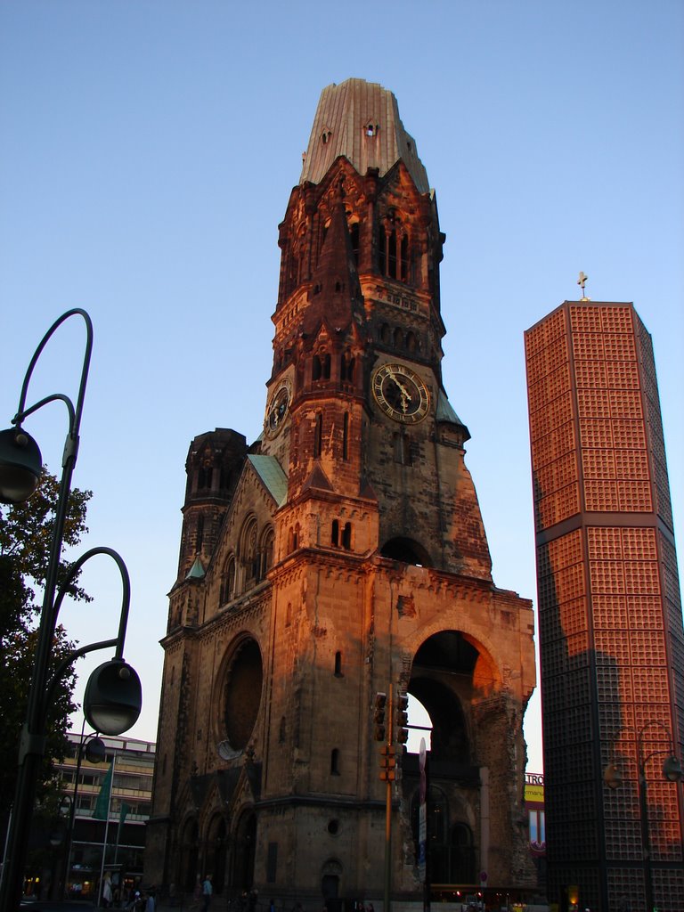 Kaiser-Wilhelm-Gedächtnis-Kirche by Aruna_W