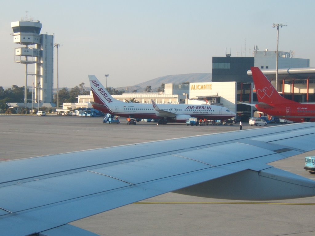 Alicante International Airport by SammySambo76