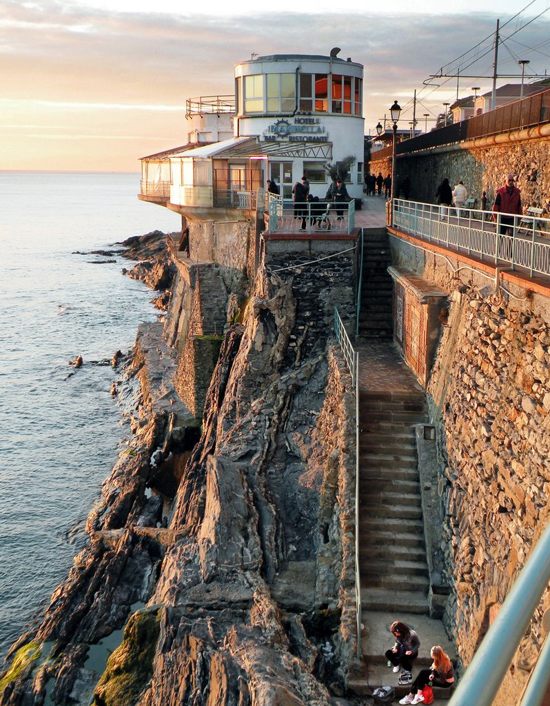 Ultimi raggi di sole sulla passeggiata di Nervi by pivapao