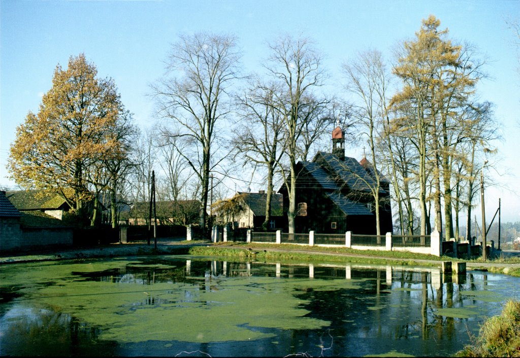 Marcinki - Drewniany kościół Trójcy Świętej by jarpi