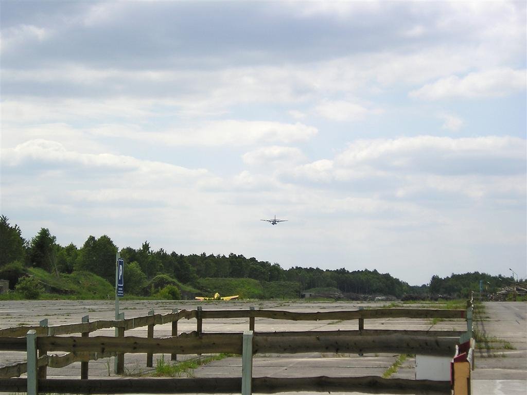 Transall der Luftwaffe im Landeanflug auf den Allstedter Flugplatz by Ascarel