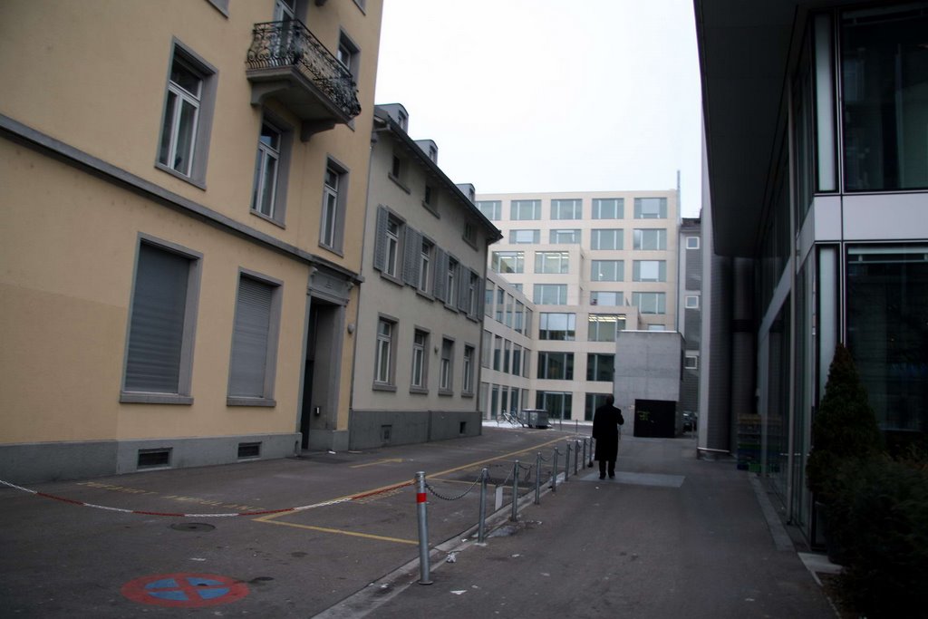 Zufahrt zu Wohnhaus an der Kaserenenstrasse by Samuel Fausch