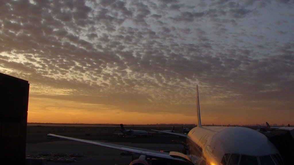 The sky at JFK by Nomad_photographer