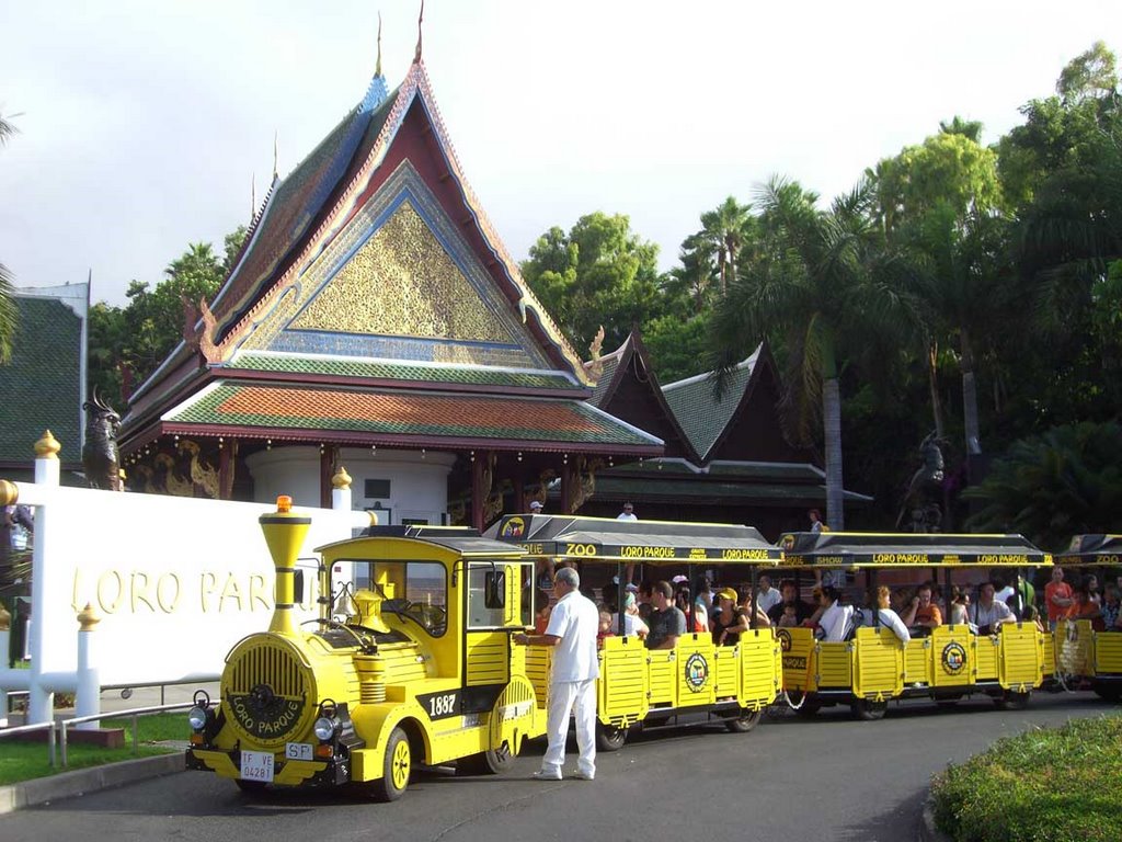 Entrada y tren amarillo de Loro Parque by Cent82