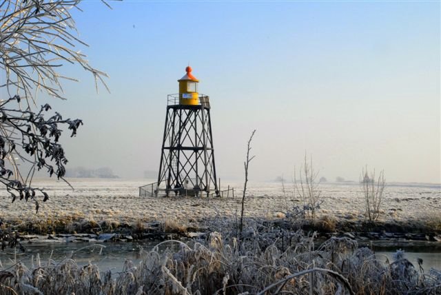 Het hogelicht van Nieuwendijk (Hoeksewaard). by © arij m van waart