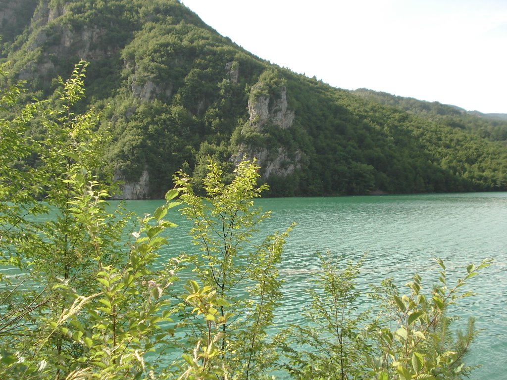 Perucac Lake by vasgoran