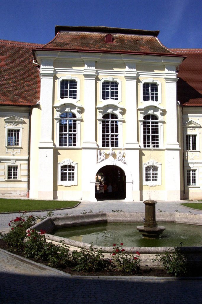 Stift Altenburg: Mittelbau mit Brunnen by Metzner