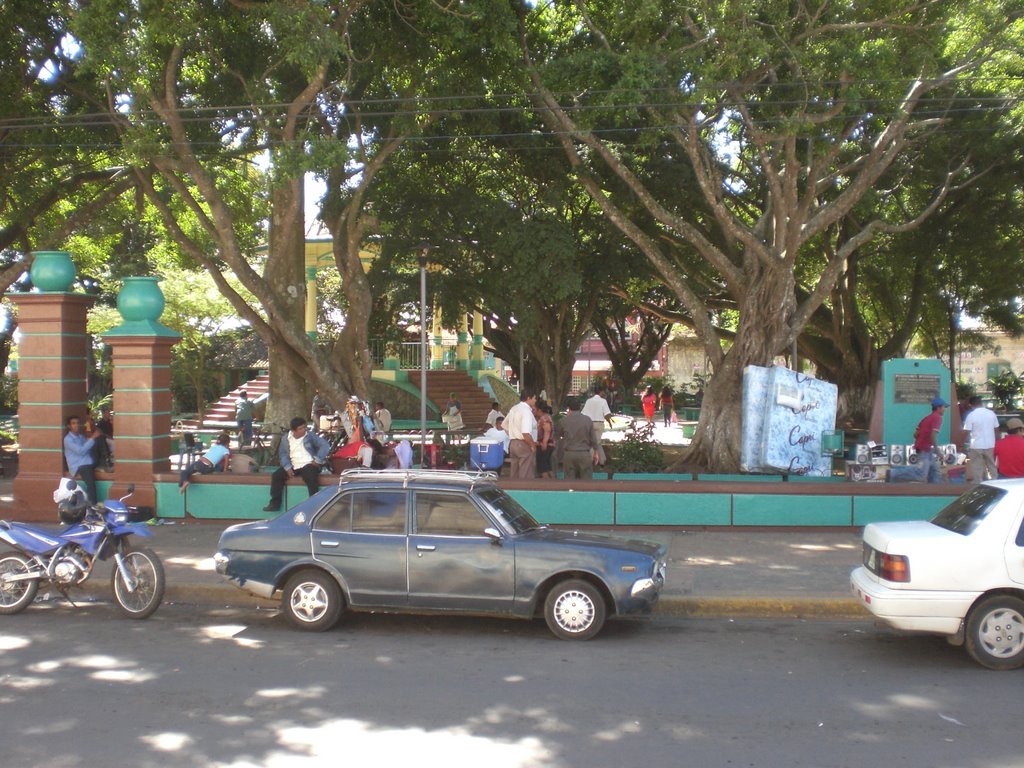 Parque Frente a la Iglasia Catolica by Norlan Quintanilla