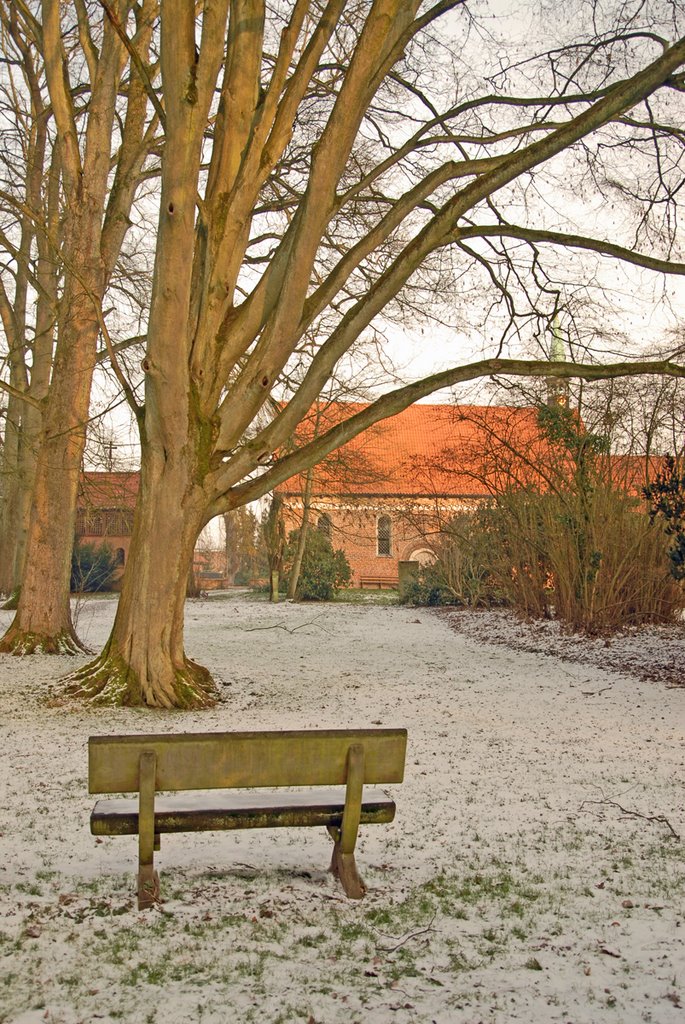 Bank im Haseldorfer Schlosspark - im Hintergrund die St. Gabriel Kirche 11. Januar 2009 by JulianeHerrmann1