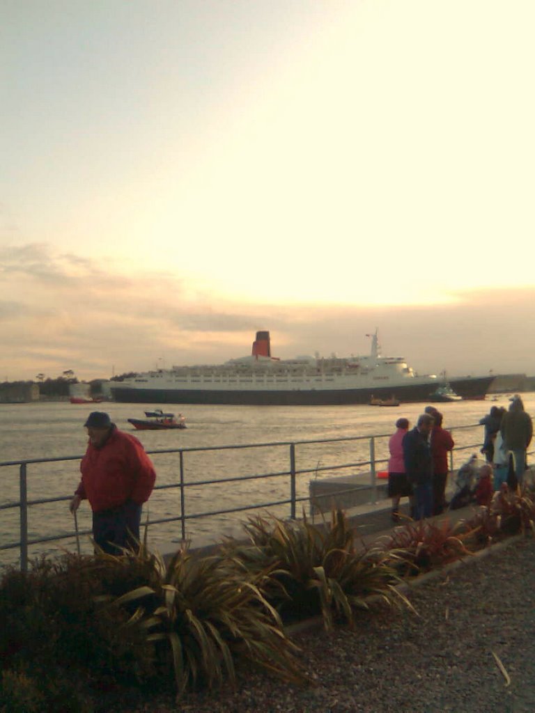 The QEII in Cobh 2008 by tacinja