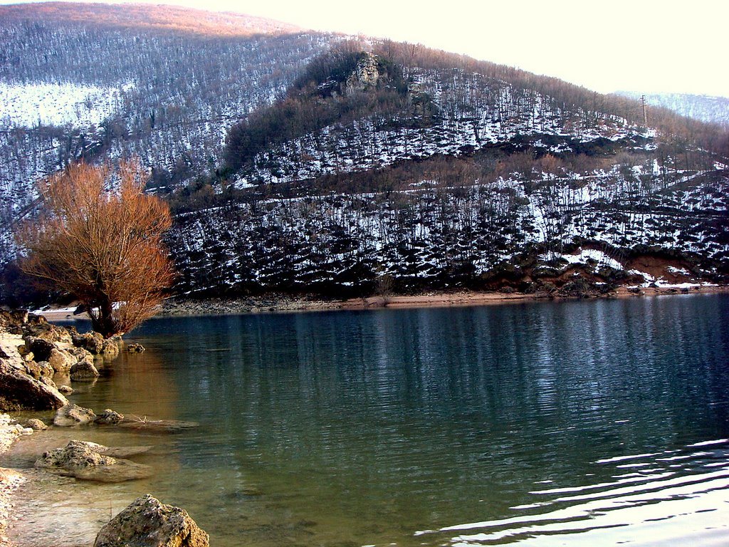 Lago di fiastra by gio bernabei e betta