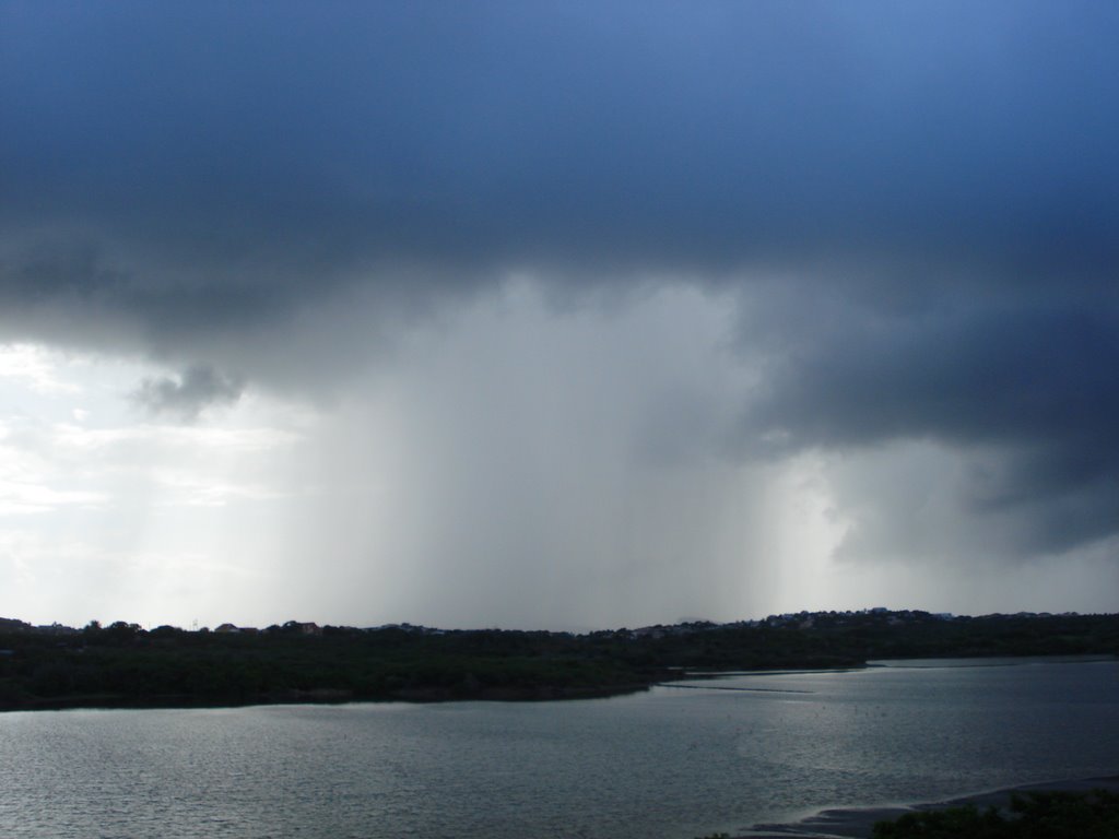 Local Shower @ Lagun Jan Thiel by Esther Baks