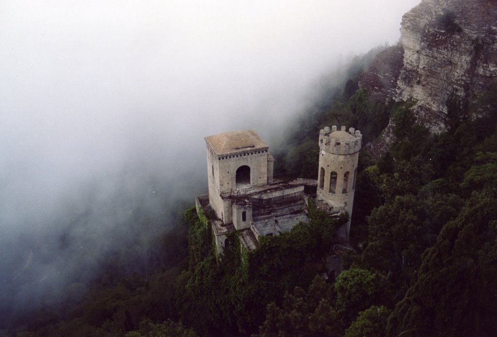 Erice,vista dallo strapiombo del castello by franco matranga