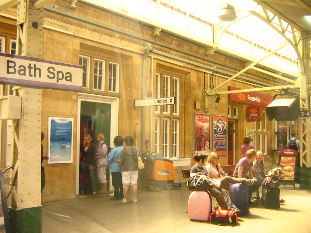 Bath Spa station platform by Antonix