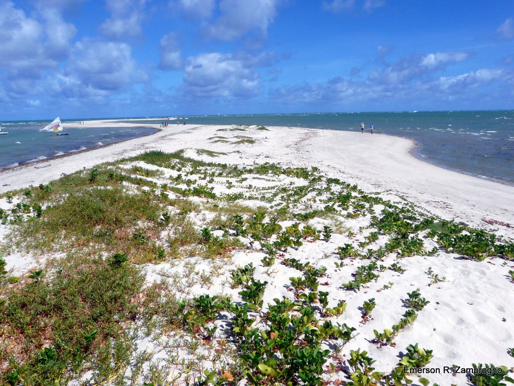 Faixa sinuosa de areia na ilhota da Coroa do Avião / ezamprogno by Emerson R. Zamprogno