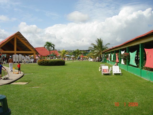 Areas verdes Club Aguasal by Roberto Acosta