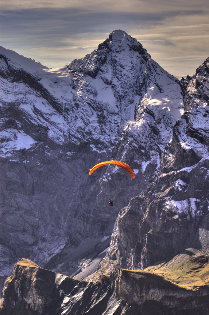 HDR Paragleiter Berner Oberland by NicolasGaube