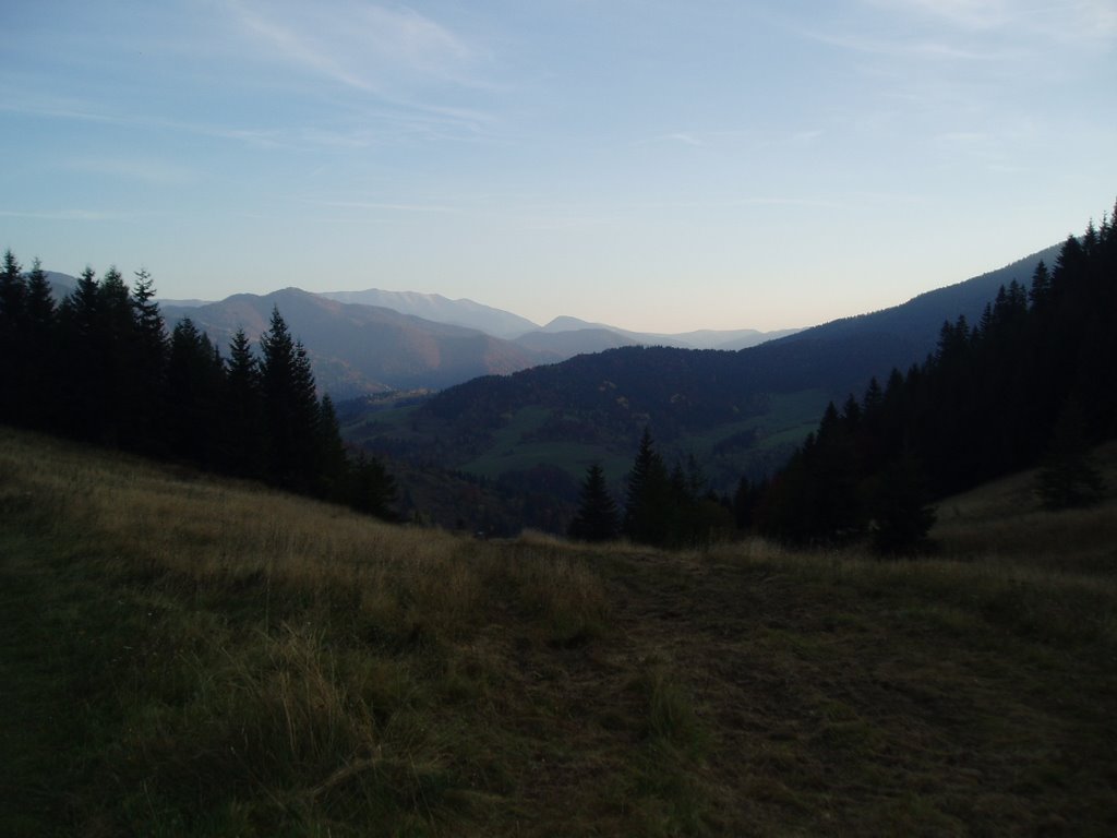 Nad Vlkolíncom, vzadu Nízke Tatry by Ľudo T.