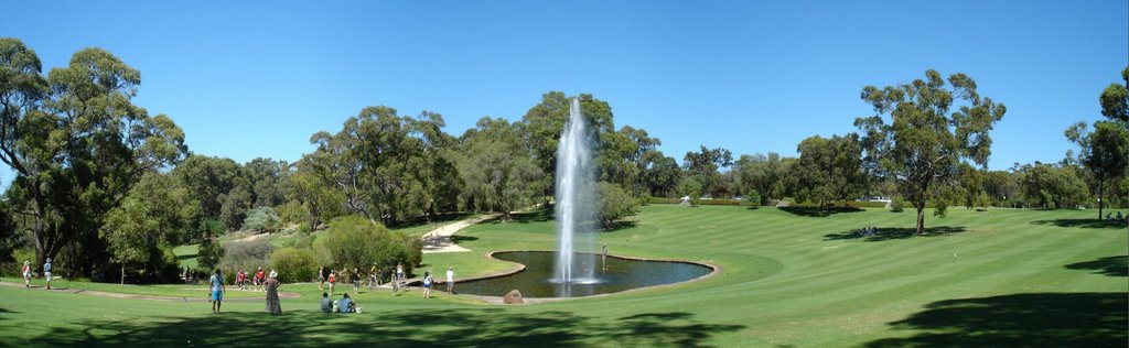 Big lawn in Kings Park with a fountain in its center by o.b.