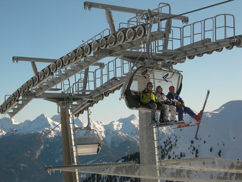 Arrivo della seggiovia a Passo Feudo " nello sfondo in centro alle cime innevate delle Pale di S.Martino appare la sagoma di un volto umano by @luciano@