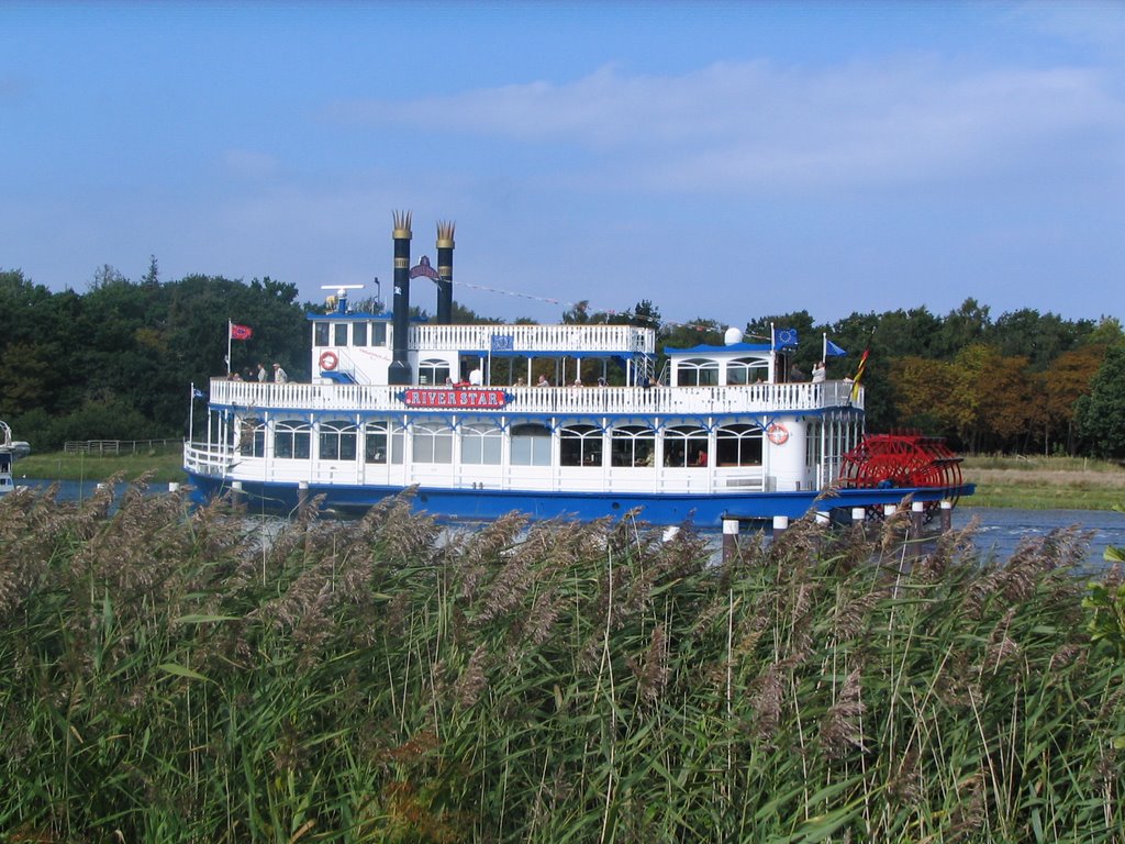 Riverstar im Prerower Hafen by GTeichmann