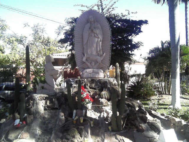 Fuente con escultura de la Vírgen de Guadalupe by formosus.et.venustus