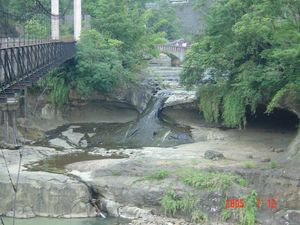 Taiwan 台北縣，十分瀑布眼鏡洞。(2005/07/12) by Taiwan泰