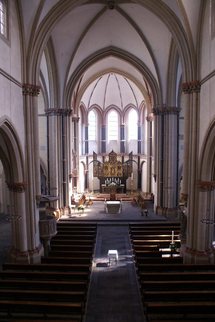 Kirche Münstermaifeld Altarraum by thebigmartin