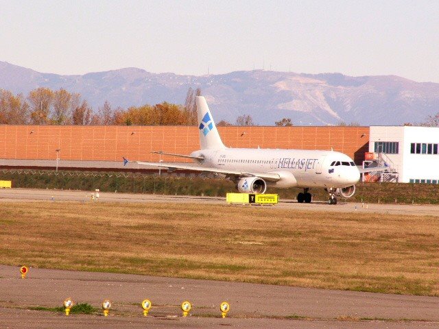 Linate - T4 decollo (take-off sequence) photo 2/7 - verso la pista di decollo (to take-off runway) by ilnani