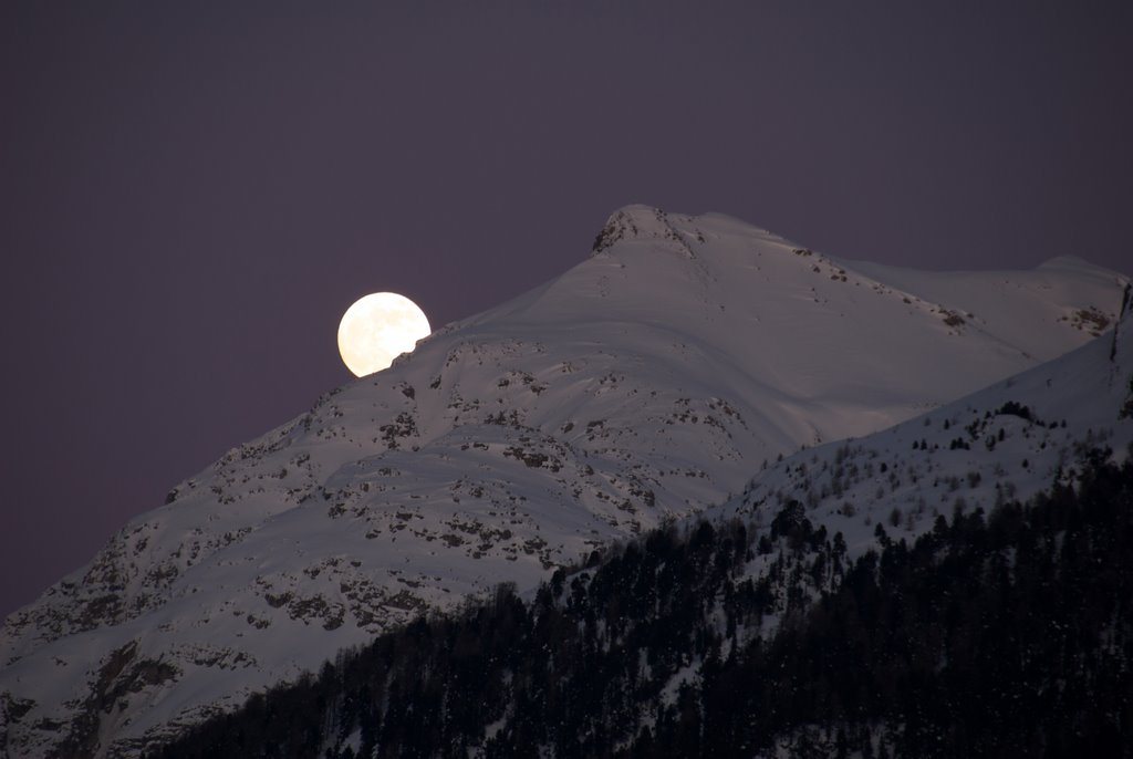 Moonrise behind Piz Mezzaun by crastalva