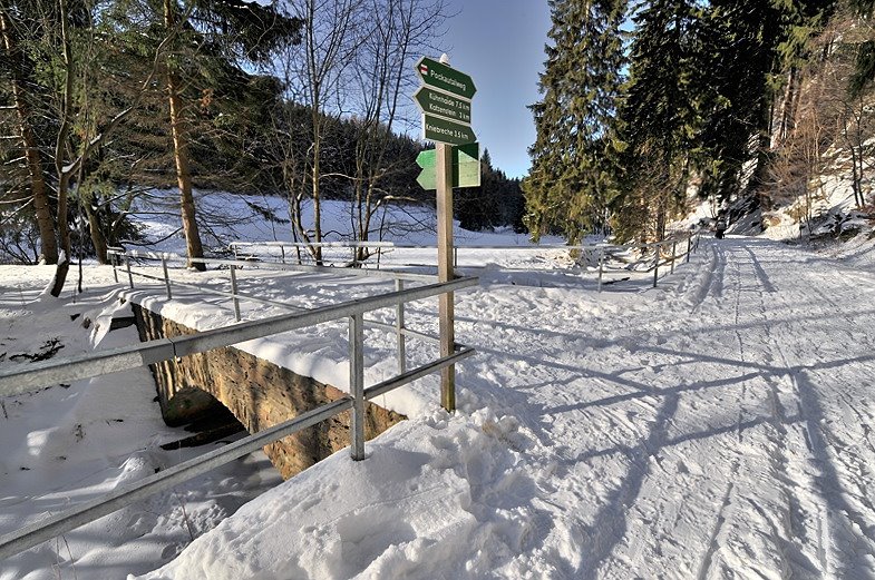 Brücke mit Wegweiser by swantewit