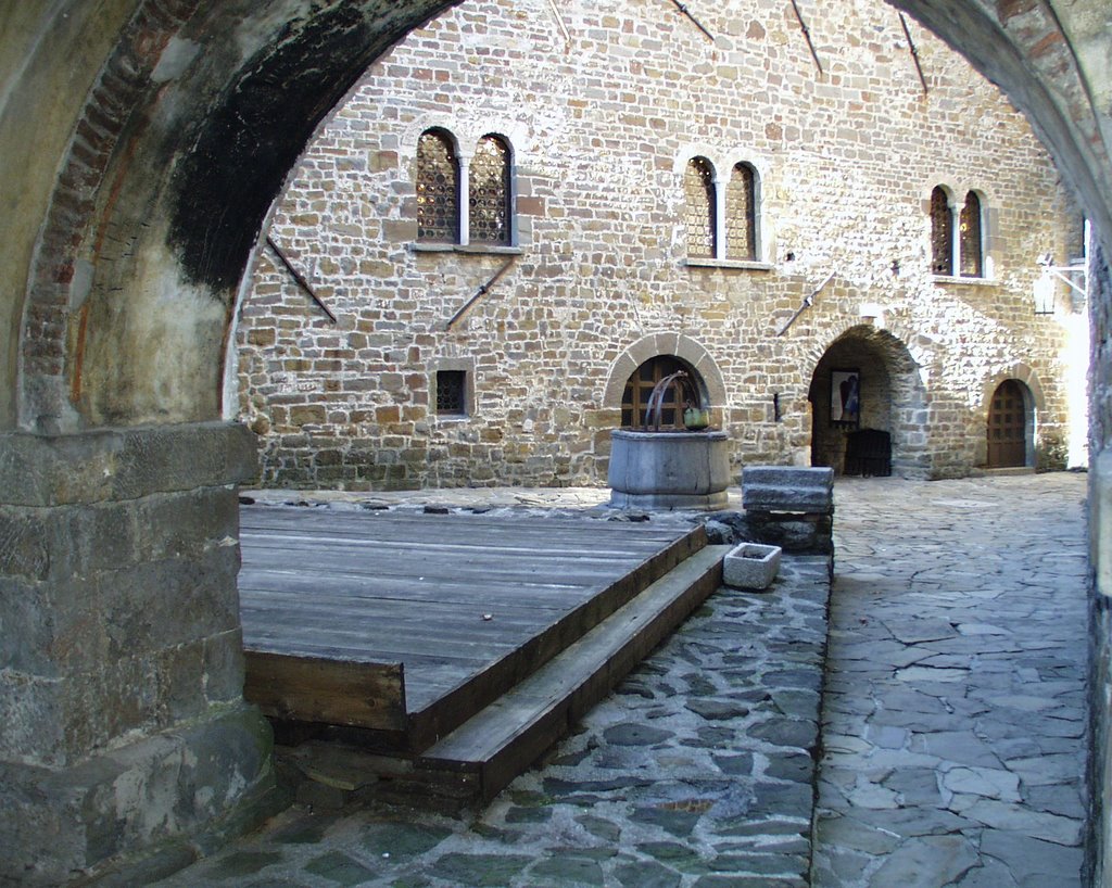 Gorizia-Castello(sec.XII-XVI)-cortile dei Lanzi by Luigi Grusovin