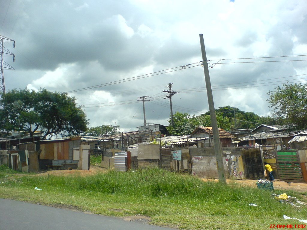 Favela na beira da Rodovia by Paulo Humberto