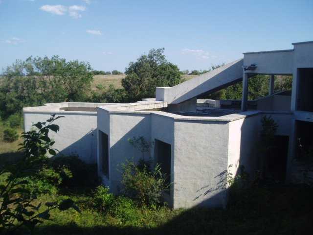 Nedokončený hotel v Kitene by Ľudo T.