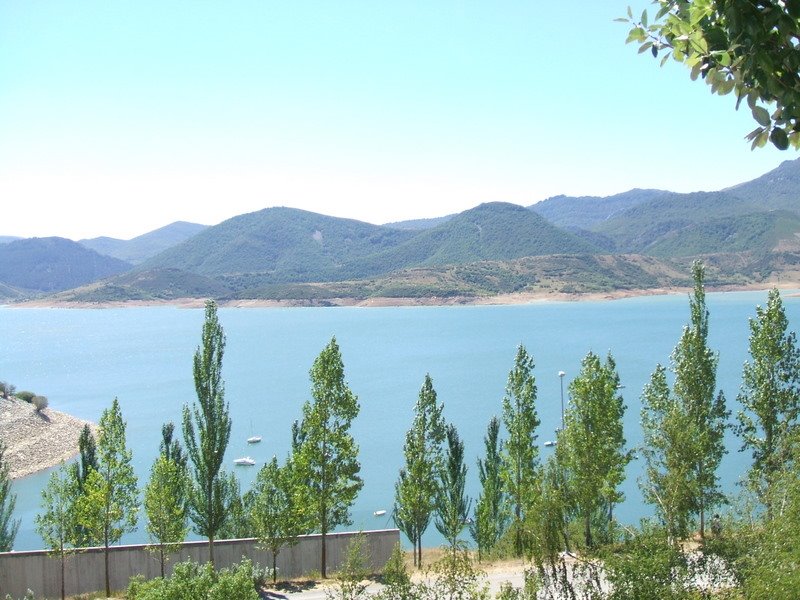 Riaño, León, España: Embalse de Riaño. by F.J.A.P.