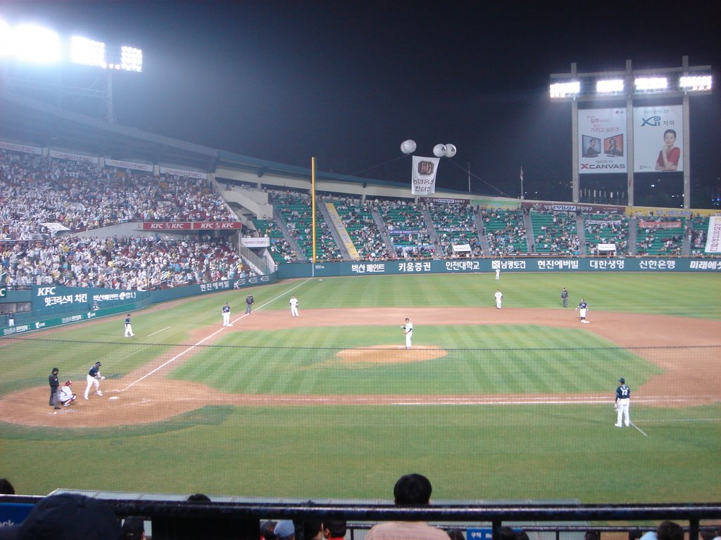 Jamsil Baseball Stadium(1루에서 송호영찍음) by sukjoon song