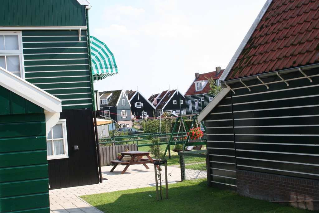 Doorkijkje op Marken by Haroldderoij