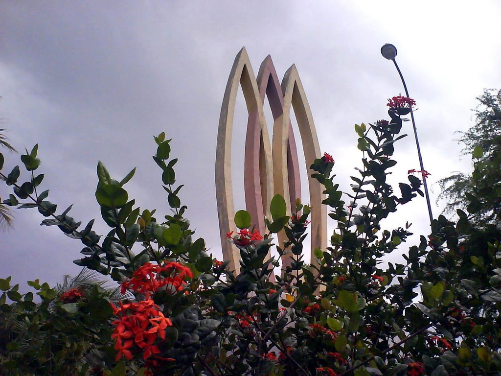 Praça do Museu by Telêmaco Sandino