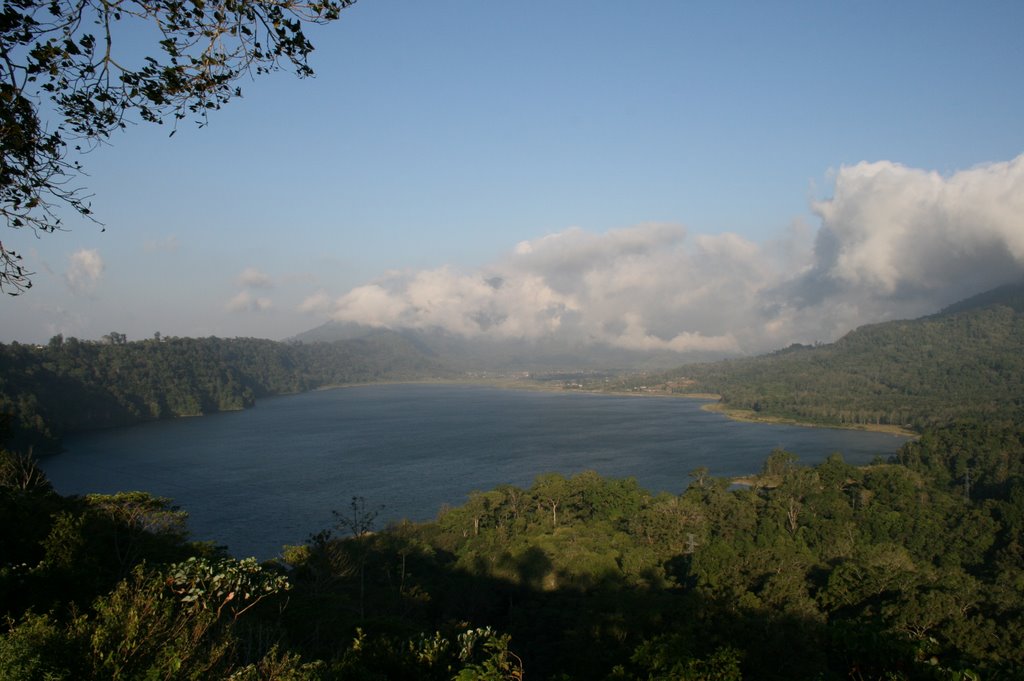 Danau Buyan by pattoche