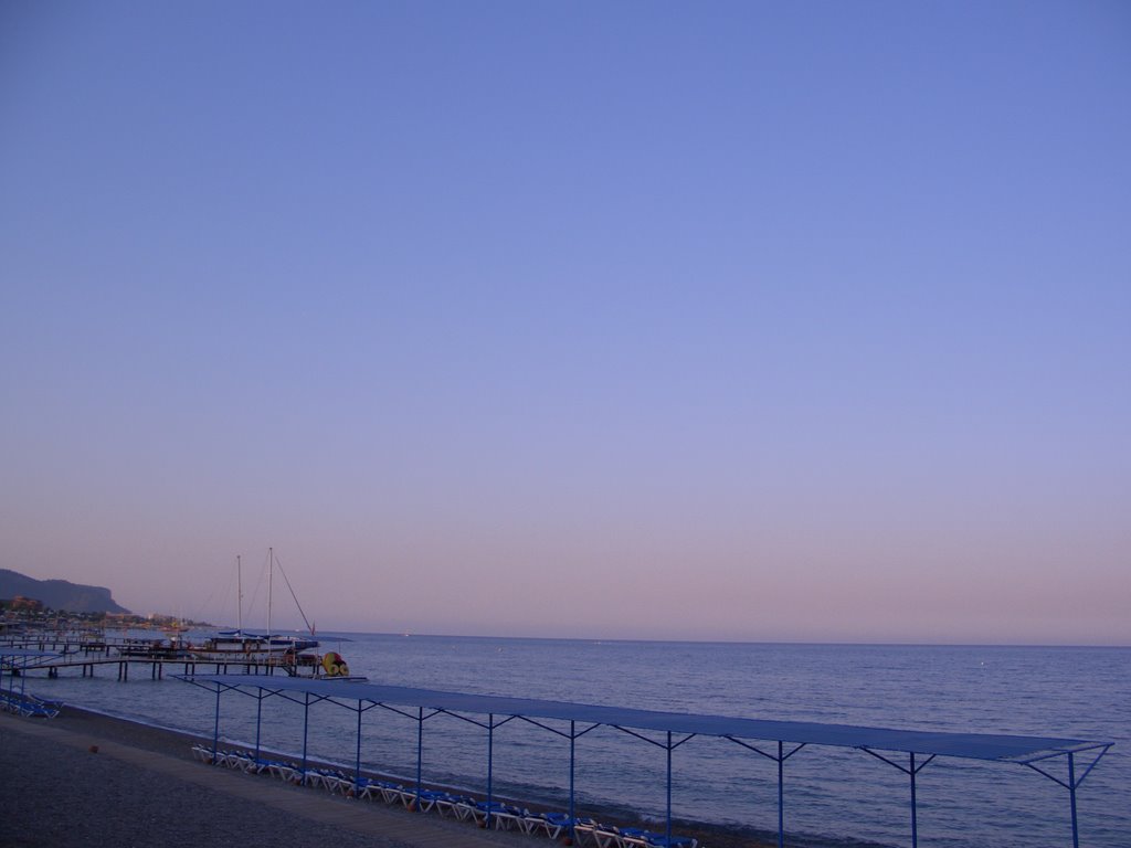 Beach during sunset by Dieter Hoffmann